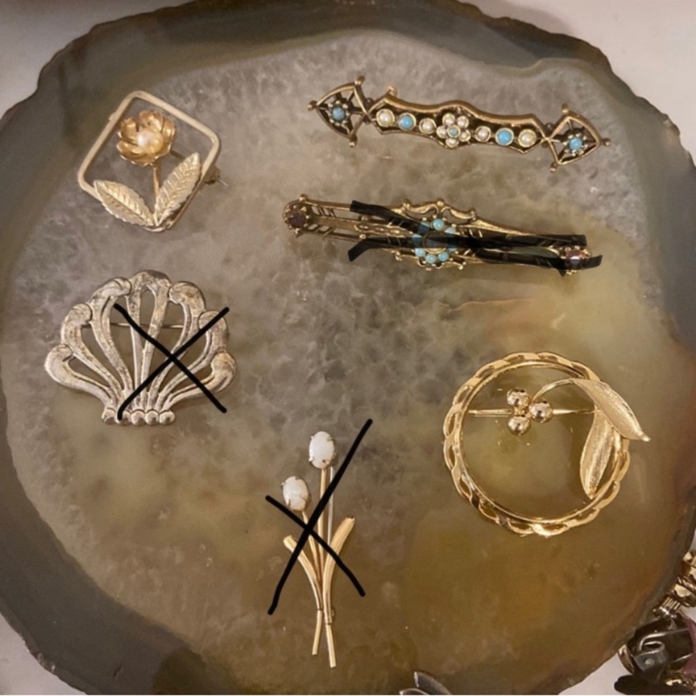Pick only2 left! Very Vintage Brooch’s price for each - Picture 2 of 15
